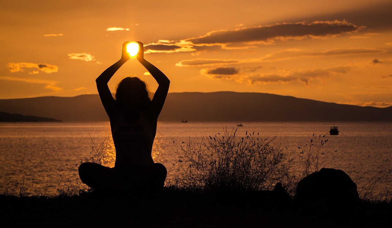 Yoga bei Sonnenuntergang am See