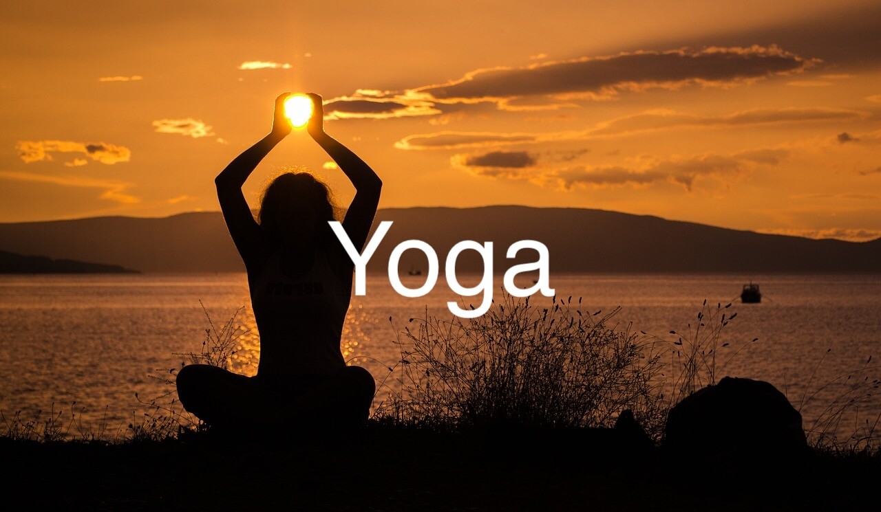 Yoga bei Sonnenuntergang